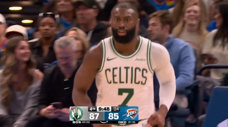 攻防建功！杰伦·布朗扑防大帽切特 顺势反击一条龙暴扣