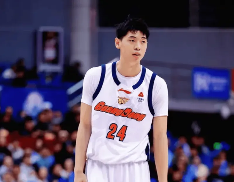 爱游戏内容中心-崔永熙出战16分钟，投篮3中1得到2分1篮板、5犯离场