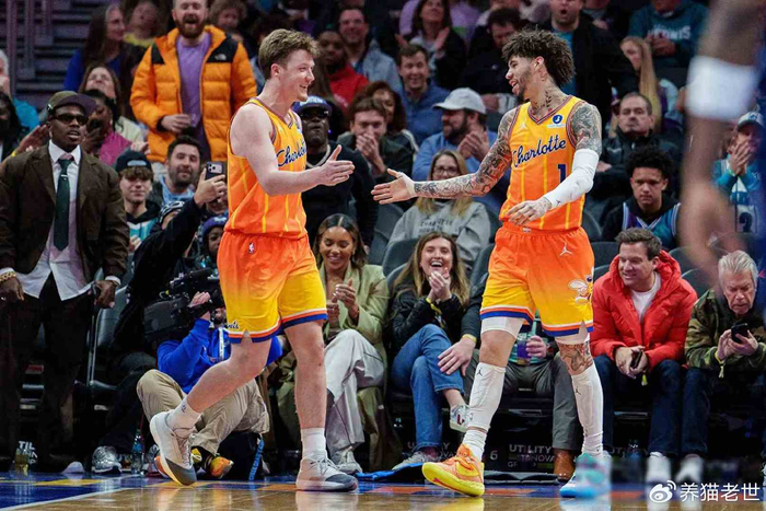 爱游戏GAMING平台-黄蜂三分线外暗流涌动，两人抢破头却没人喊加油|罗齐尔|鲍尔|三分球|波士顿凯尔特人队|特里-罗齐尔_新浪体育_新浪新闻